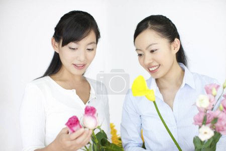Téléchargez les photos : Portrait de jeunes femmes japonaises fleuristes dans la boutique de fleurs - en image libre de droit
