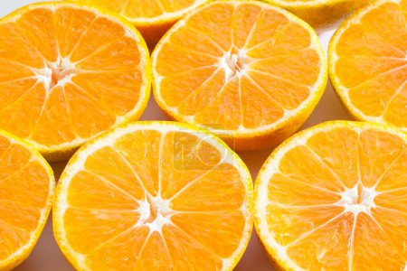 Foto de Frutas frescas de naranja en el fondo, de cerca - Imagen libre de derechos