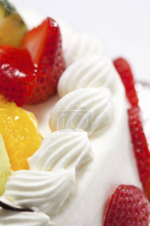 Téléchargez les photos : Vue rapprochée de délicieux gâteaux à la crème, fruits et baies - en image libre de droit