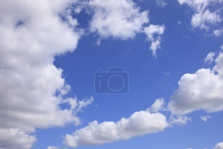 Téléchargez les photos : Fond bleu ciel avec des nuages sur le fond - en image libre de droit