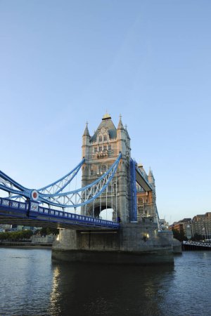 Foto de Tower Bridge, famoso símbolo icónico de Londres, cruza el río Támesis, Inglaterra, Reino Unido - Imagen libre de derechos