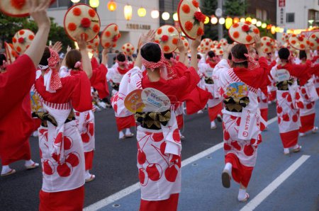 Foto de Bailarinas actúan en el Festival Hanagasa en Japón - Imagen libre de derechos