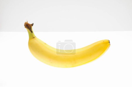 Foto de Fruta de plátano sobre un fondo blanco, de cerca - Imagen libre de derechos