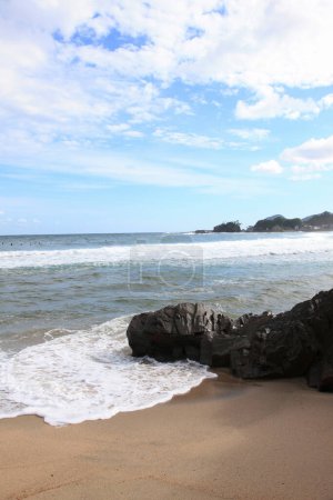 Téléchargez les photos : Un beau plan d'une plage entourée de rochers dans la mer - en image libre de droit