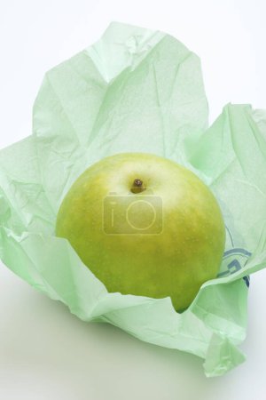 Foto de Deliciosa pera Nashi envuelta en papel, vista de cerca - Imagen libre de derechos