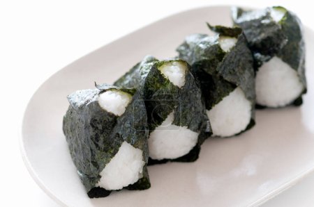 Téléchargez les photos : Onigiri, boules de riz japonaises aux algues - en image libre de droit