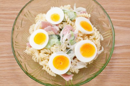 Téléchargez les photos : Salade avec œufs durs et pâtes sur fond, gros plan - en image libre de droit