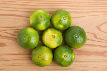 Téléchargez les photos : Limes fraîches mûres sur table en bois - en image libre de droit