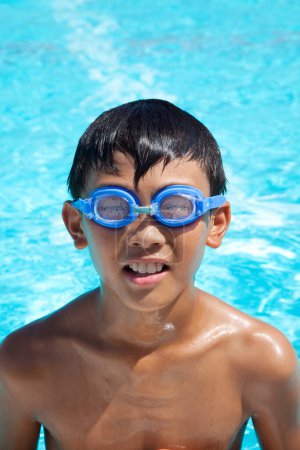 Téléchargez les photos : Petit garçon dans la piscine - en image libre de droit
