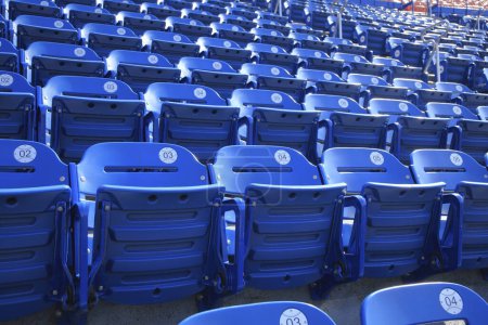 Foto de Un gran grupo de asientos en un fondo de estadio - Imagen libre de derechos