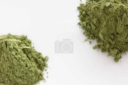 Téléchargez les photos : Thé vert en poudre sur fond blanc - en image libre de droit