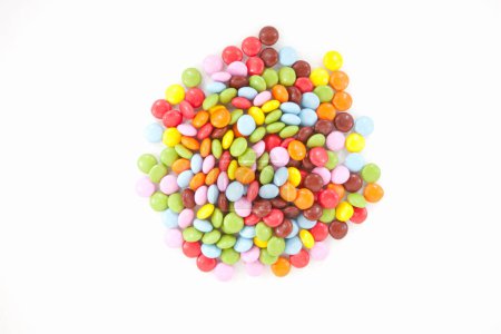 Téléchargez les photos : Bonbons sucrés colorés sur fond blanc - en image libre de droit