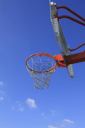 Foto de Aro de baloncesto al aire libre sobre fondo azul cielo - Imagen libre de derechos