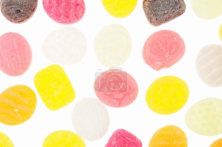 Foto de Caramelos dulces de colores en blanco, de cerca - Imagen libre de derechos