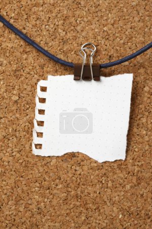 Foto de Cuaderno en blanco con un corcho sobre un fondo marrón. - Imagen libre de derechos