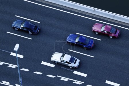 Téléchargez les photos : Circulation avec des voitures sur l'autoroute au Japon - en image libre de droit