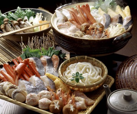 Téléchargez les photos : Cuisine japonaise. poissons et légumes sur fond - en image libre de droit