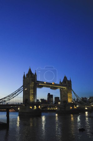 Téléchargez les photos : Tower Bridge, célèbre symbole emblématique de Londres, traverse la Tamise, Angleterre, Royaume-Uni - en image libre de droit