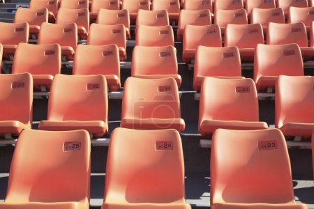 Foto de Un gran grupo de asientos en un fondo de estadio - Imagen libre de derechos