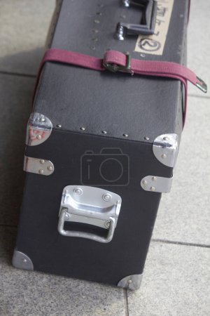 Foto de Primer plano de una maleta con asa - Imagen libre de derechos