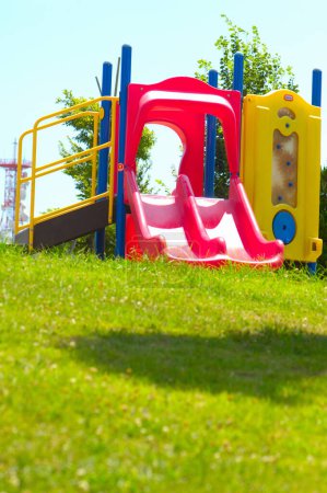 Téléchargez les photos : Aire de jeux pour enfants dans le parc - en image libre de droit