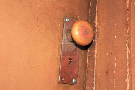 Foto de Vieja manija oxidada de la puerta en el fondo, cerca - Imagen libre de derechos