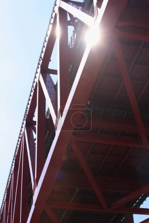 Téléchargez les photos : Construction du pont dans la ville et ciel bleu - en image libre de droit