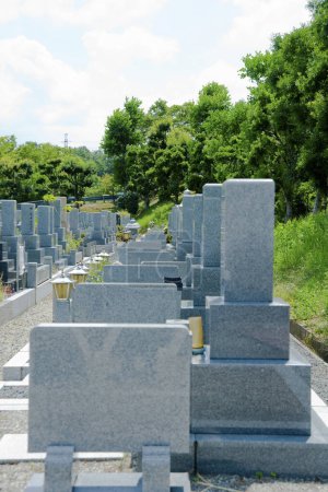 Téléchargez les photos : Beau cimetière calme avec des tombes à l'été au Japon - en image libre de droit