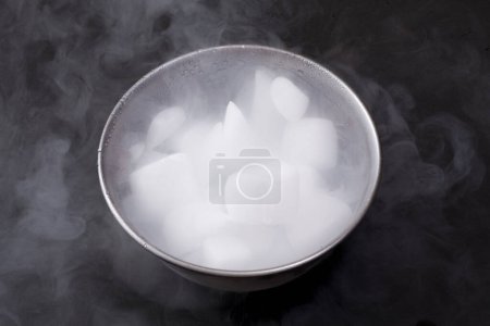 Weißer Rauch im Glas mit der Wirkung von Trockeneis auf dem Hintergrund, Nahaufnahme