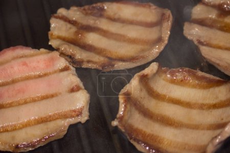 Téléchargez les photos : Steak grillé, vue rapprochée en arrière-plan - en image libre de droit