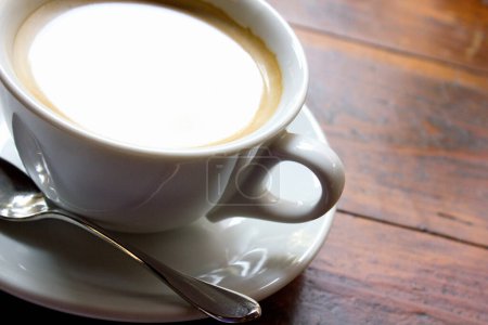 Téléchargez les photos : Tasse à café blanche sur fond en bois - en image libre de droit