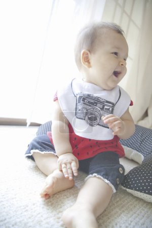 Téléchargez les photos : Gros plan portrait de mignon japonais enfant fille à la maison intérieur - en image libre de droit