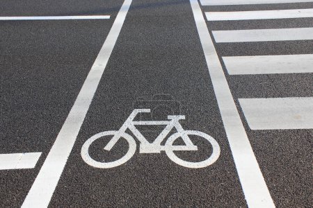 Téléchargez les photos : Panneau de signalisation cyclable peint sur asphalte - en image libre de droit