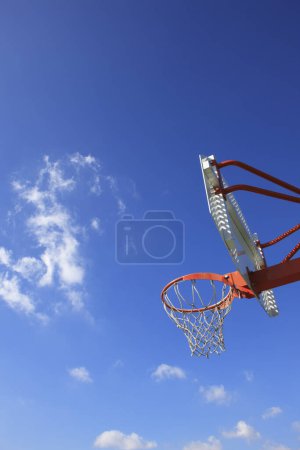 Téléchargez les photos : Gros plan du panier de basket-ball contre le ciel bleu - en image libre de droit