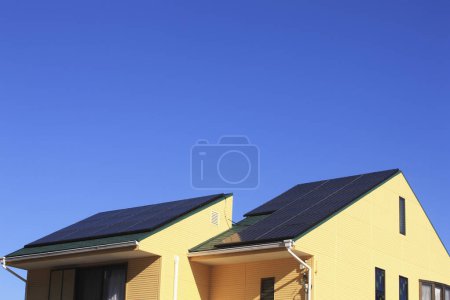 Téléchargez les photos : Panneaux solaires sur la maison avec ciel bleu - en image libre de droit