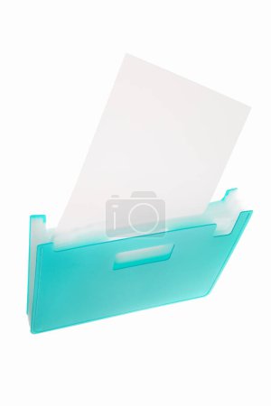 Téléchargez les photos : Dossier en plastique bleu avec papiers sur fond blanc - en image libre de droit