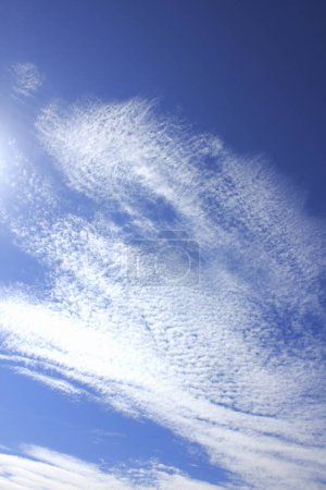 Téléchargez les photos : Beau fond de ciel avec des nuages sur fond de nature - en image libre de droit