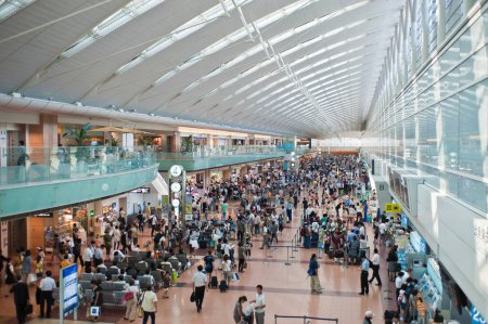 Foto de Aeropuerto Internacional de Tokio y personas caminando en el aeropuerto - Imagen libre de derechos
