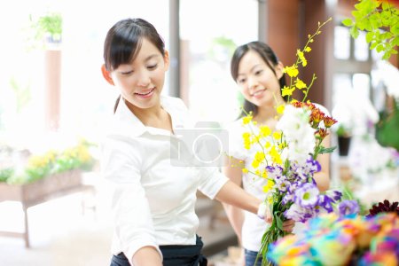 Téléchargez les photos : Portrait de jeunes Japonaises fleuristes en boutique florale - en image libre de droit