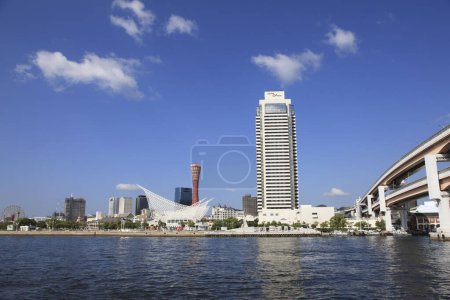 Téléchargez les photos : Paysage urbain d'Osaka sous un ciel nuageux bleu, Japon - en image libre de droit