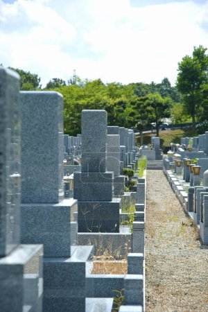 Foto de Hermoso cementerio tranquilo con tumbas en verano en Japón - Imagen libre de derechos