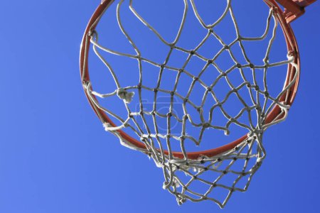 Téléchargez les photos : Gros plan du panier de basket-ball contre le ciel bleu - en image libre de droit