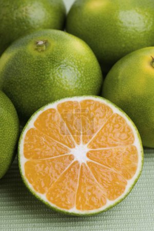 Téléchargez les photos : Mandarines vertes. fond de fruits. vue rapprochée - en image libre de droit