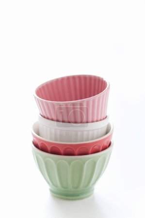 Foto de Cuencos de cerámica de colores aislados en blanco - Imagen libre de derechos