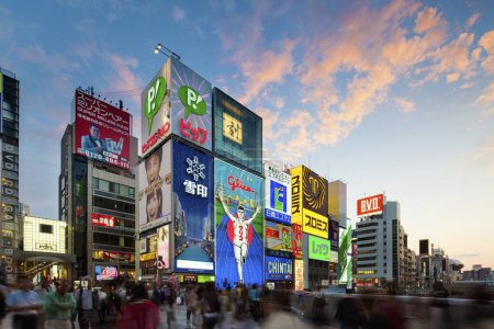 Téléchargez les photos : Vue de nuit avec des écrans lumineux de Dontonbori à Namba Osaka, Japon. - en image libre de droit