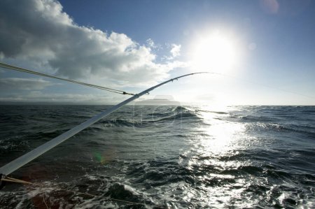 Téléchargez les photos : Bateau de pêche dans la mer sur fond de nature - en image libre de droit