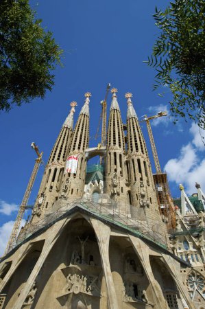 Foto de Vista exterior de la Sagrada Familia. Gran basílica menor católica inacabada en el Eixample de Barcelona, Cataluña, España - Imagen libre de derechos