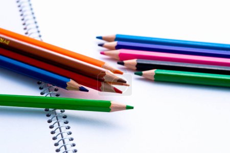 Téléchargez les photos : Crayons de couleur et carnet sur fond, gros plan - en image libre de droit