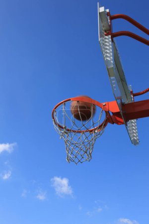 Téléchargez les photos : Basket cerceau extérieur sur fond bleu ciel - en image libre de droit