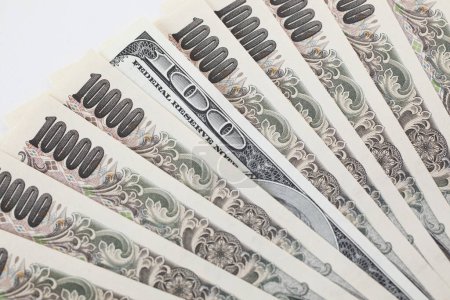 Foto de Primer plano - disparo de billetes de yen japoneses y billete de dólar - Imagen libre de derechos
